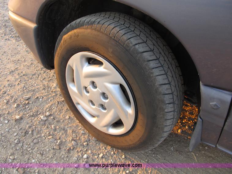 image for item B2752 1998 Dodge Grand Caravan SE mini van