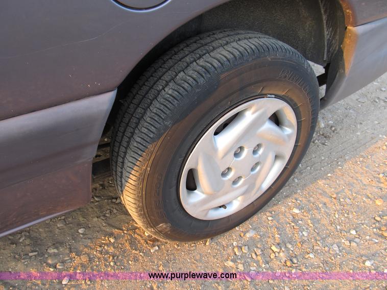 image for item B2752 1998 Dodge Grand Caravan SE mini van