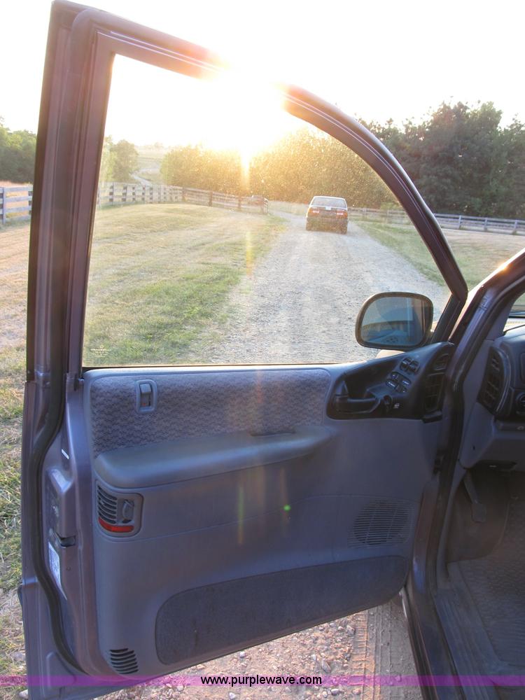 image for item B2752 1998 Dodge Grand Caravan SE mini van