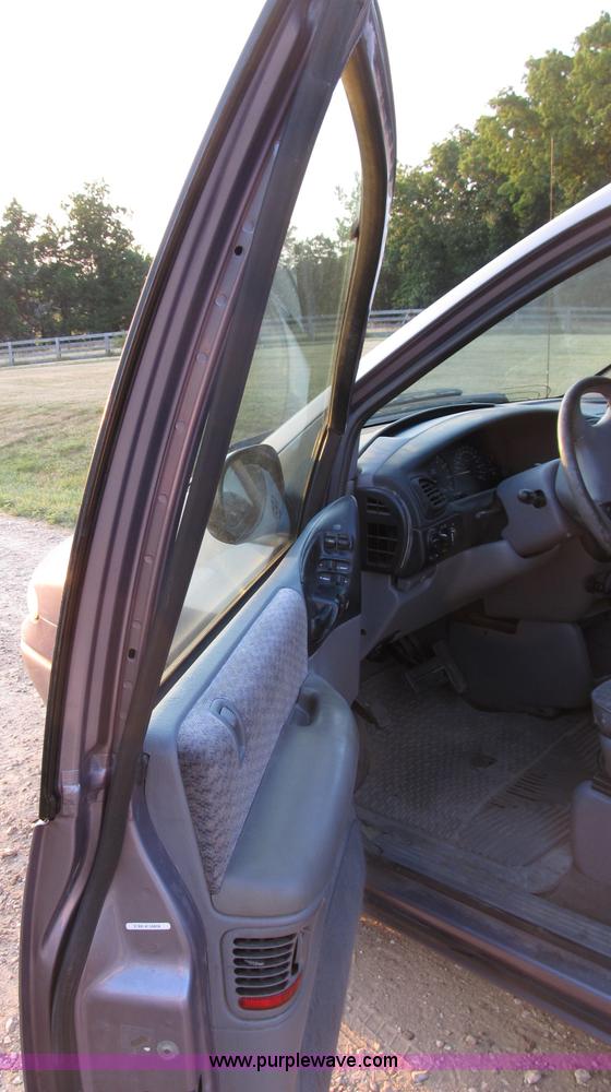 image for item B2752 1998 Dodge Grand Caravan SE mini van