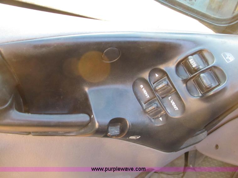 image for item B2752 1998 Dodge Grand Caravan SE mini van