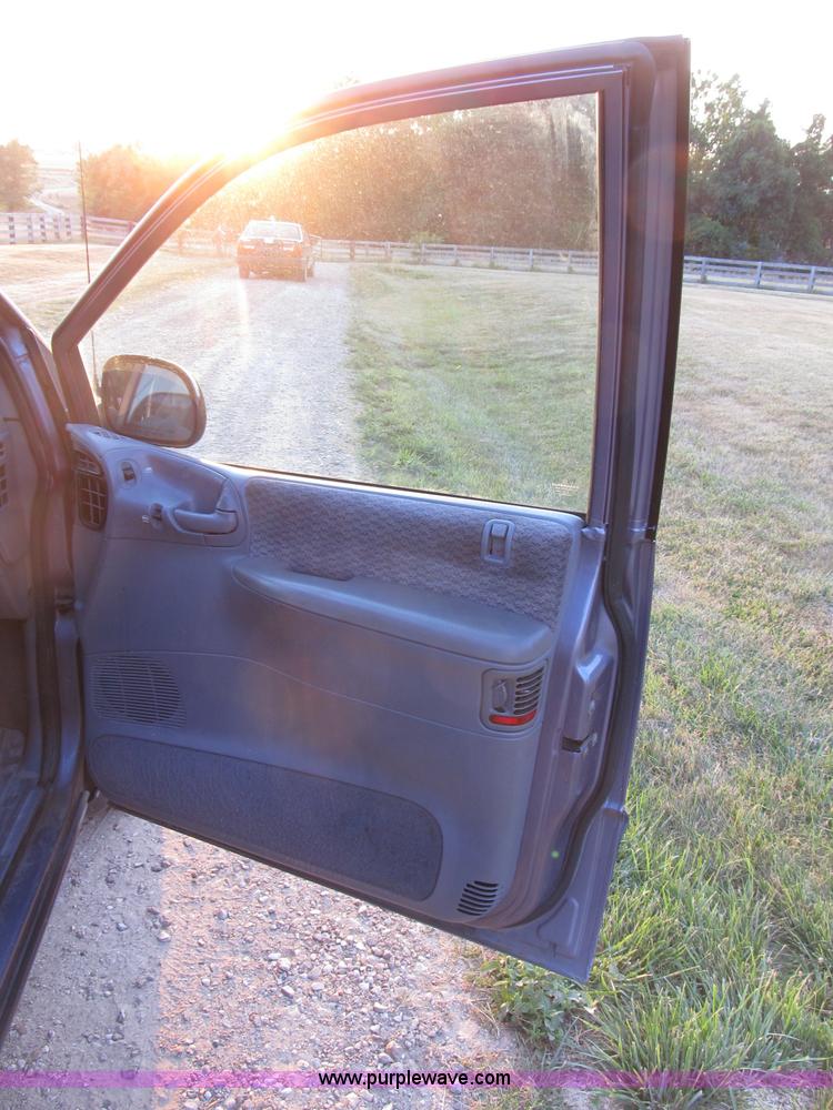 image for item B2752 1998 Dodge Grand Caravan SE mini van