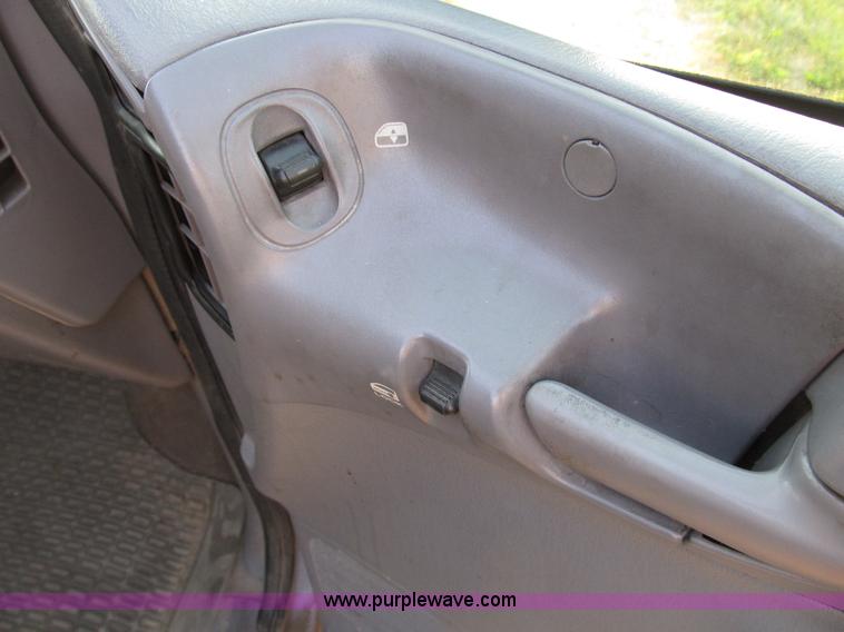 image for item B2752 1998 Dodge Grand Caravan SE mini van