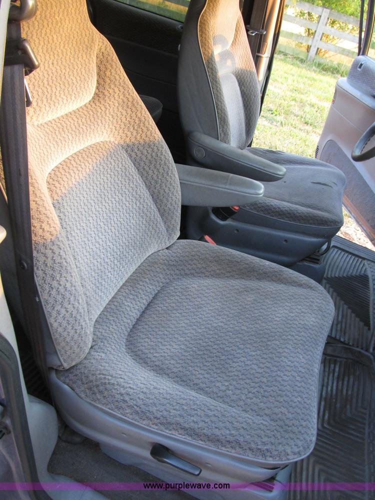 image for item B2752 1998 Dodge Grand Caravan SE mini van