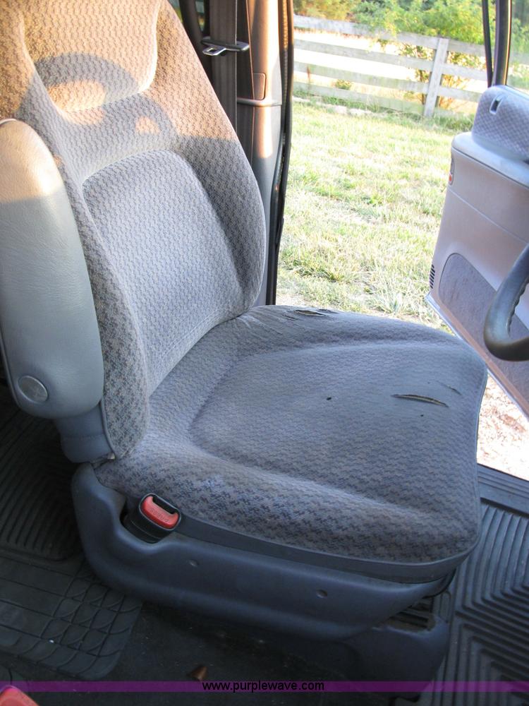 image for item B2752 1998 Dodge Grand Caravan SE mini van