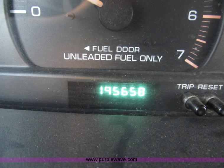 image for item B2752 1998 Dodge Grand Caravan SE mini van