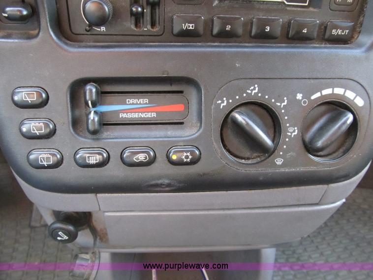 image for item B2752 1998 Dodge Grand Caravan SE mini van