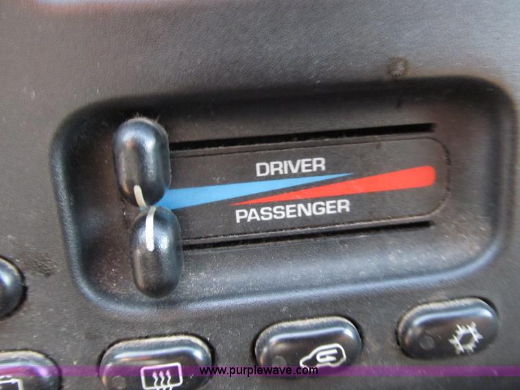 image for item B2752 1998 Dodge Grand Caravan SE mini van