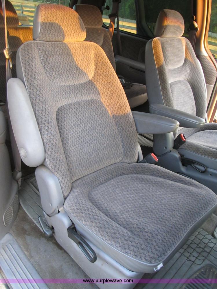 image for item B2752 1998 Dodge Grand Caravan SE mini van