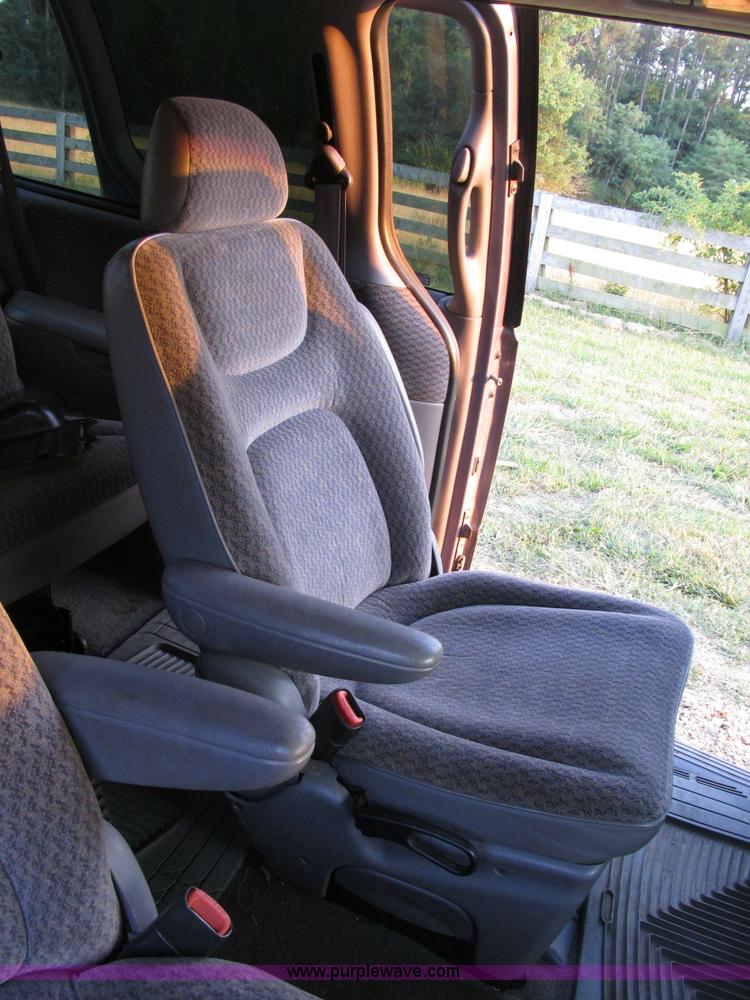 image for item B2752 1998 Dodge Grand Caravan SE mini van