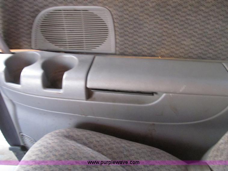 image for item B2752 1998 Dodge Grand Caravan SE mini van