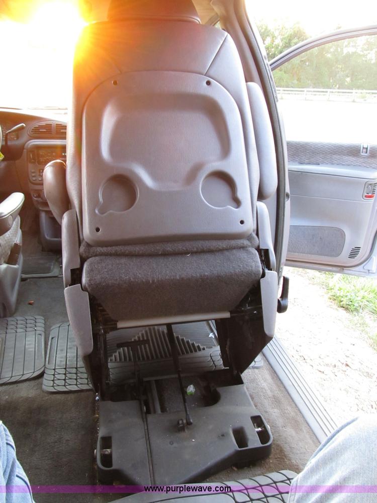 image for item B2752 1998 Dodge Grand Caravan SE mini van