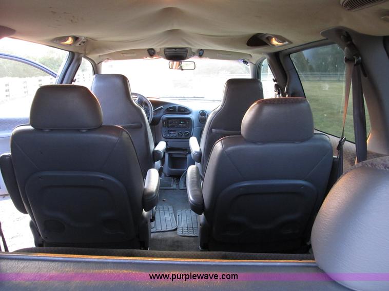 image for item B2752 1998 Dodge Grand Caravan SE mini van