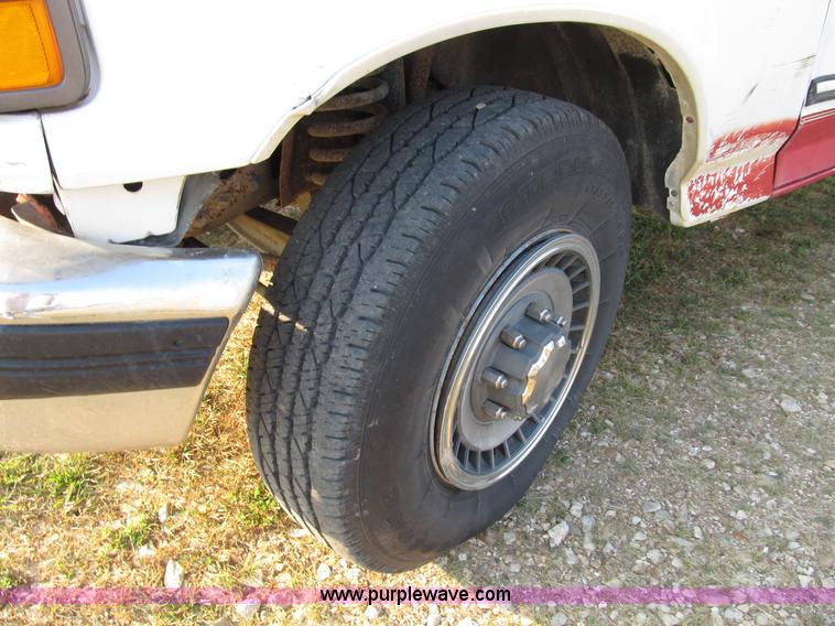 image for item B2753 1993 Ford F250 XL extended cab pickup truck