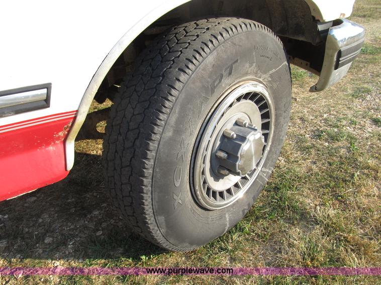 image for item B2753 1993 Ford F250 XL extended cab pickup truck