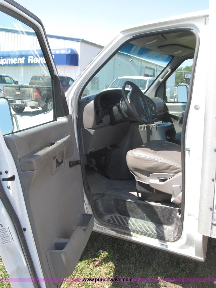 image for item B5158 2002 Ford E450 Super Duty box truck