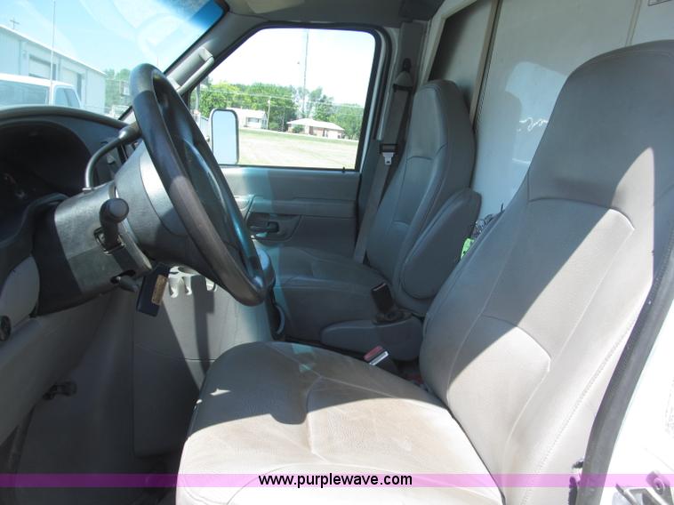 image for item B5158 2002 Ford E450 Super Duty box truck