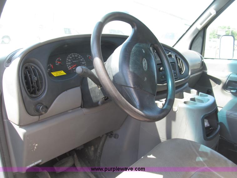 image for item B5158 2002 Ford E450 Super Duty box truck