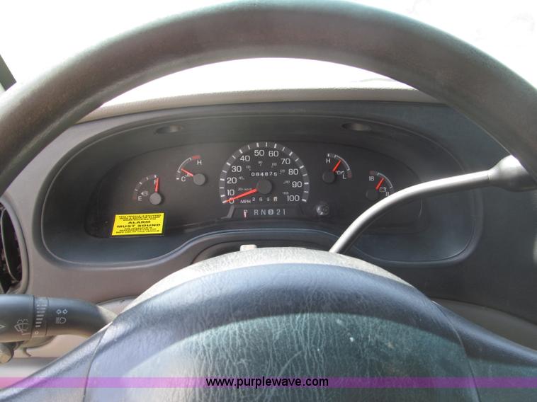 image for item B5158 2002 Ford E450 Super Duty box truck
