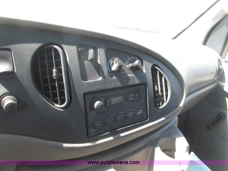 image for item B5158 2002 Ford E450 Super Duty box truck