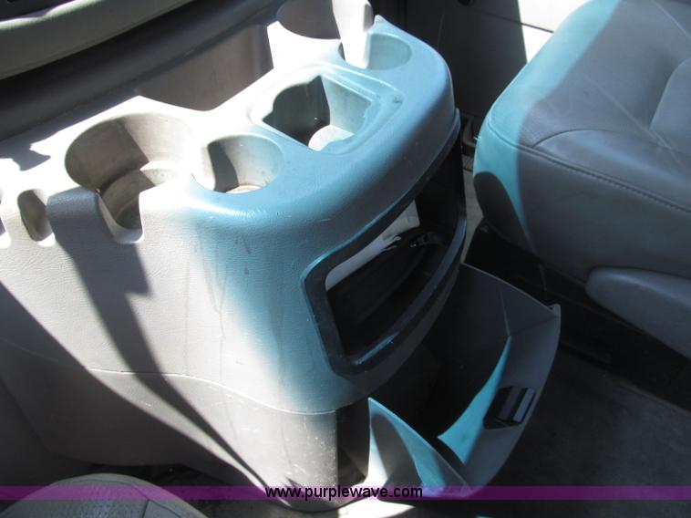 image for item B5158 2002 Ford E450 Super Duty box truck