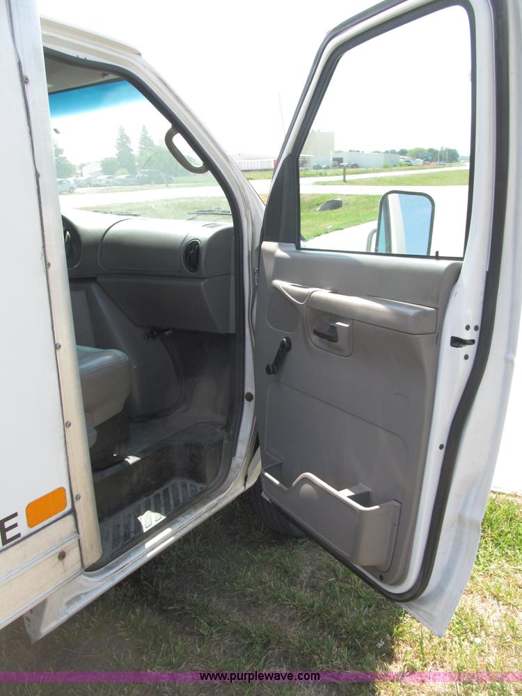 image for item B5158 2002 Ford E450 Super Duty box truck
