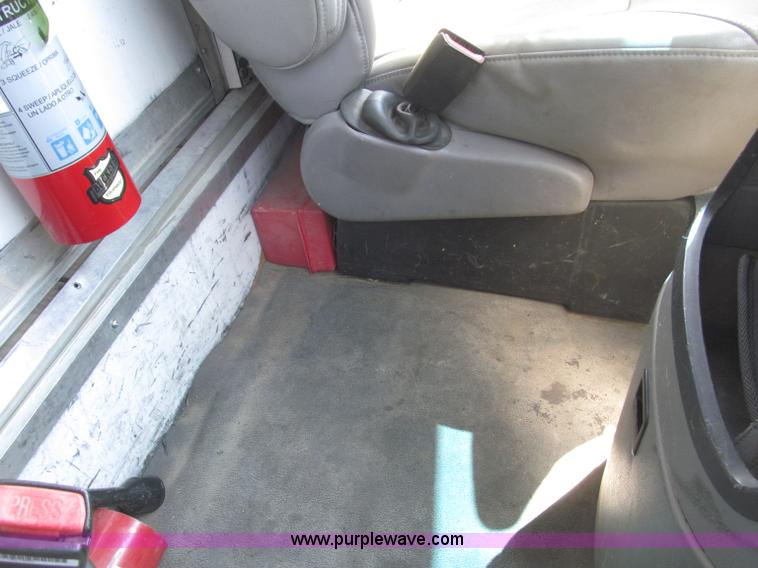 image for item B5158 2002 Ford E450 Super Duty box truck