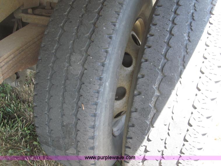 image for item B5158 2002 Ford E450 Super Duty box truck