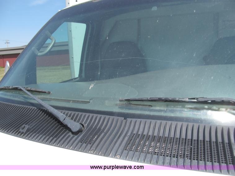 image for item B5158 2002 Ford E450 Super Duty box truck