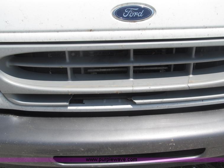 image for item B5158 2002 Ford E450 Super Duty box truck