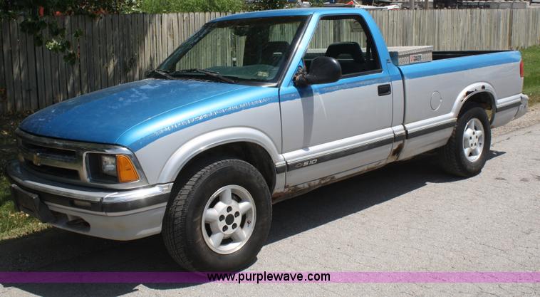 image for item B6813 1995 Chevrolet S10 pickup truck