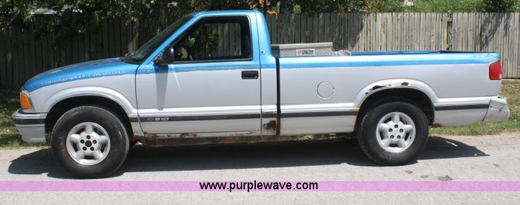 image for item B6813 1995 Chevrolet S10 pickup truck