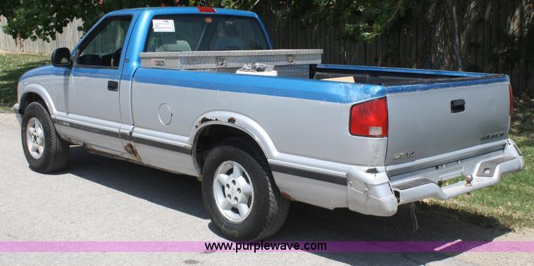 image for item B6813 1995 Chevrolet S10 pickup truck