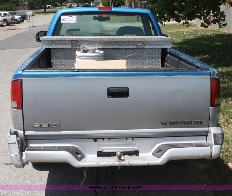 image for item B6813 1995 Chevrolet S10 pickup truck