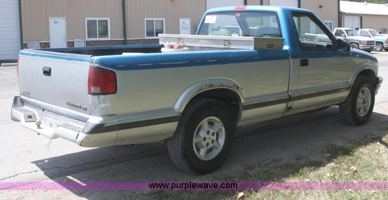 image for item B6813 1995 Chevrolet S10 pickup truck