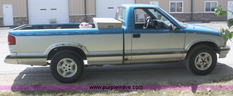 image for item B6813 1995 Chevrolet S10 pickup truck