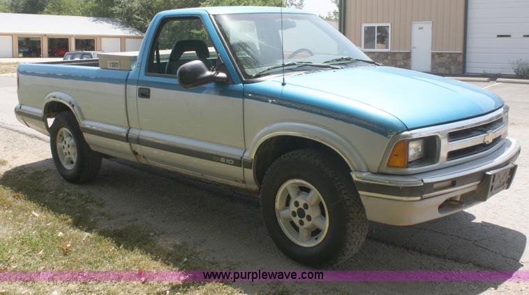 image for item B6813 1995 Chevrolet S10 pickup truck
