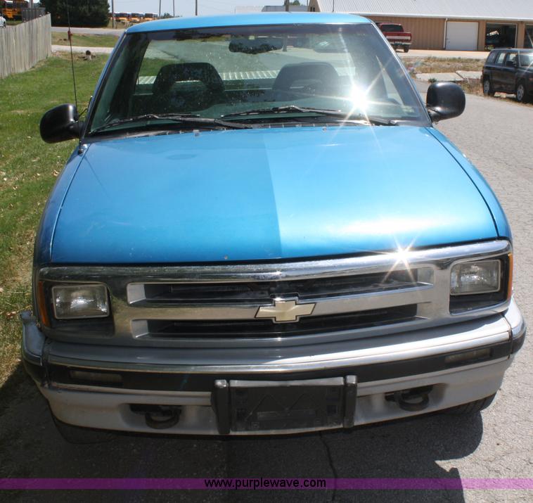image for item B6813 1995 Chevrolet S10 pickup truck