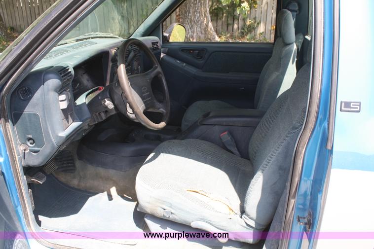 image for item B6813 1995 Chevrolet S10 pickup truck