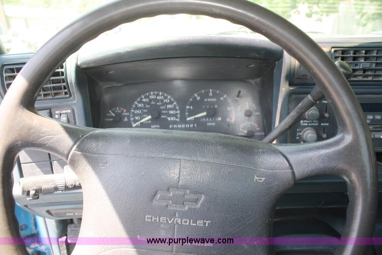 image for item B6813 1995 Chevrolet S10 pickup truck