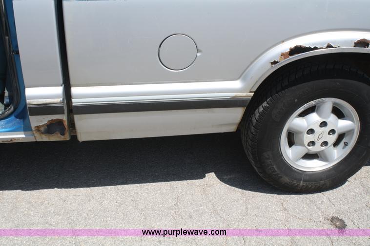 image for item B6813 1995 Chevrolet S10 pickup truck