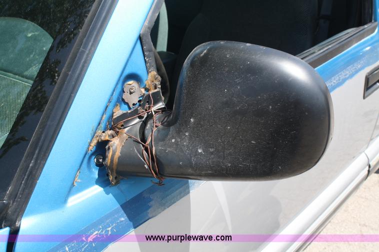 image for item B6813 1995 Chevrolet S10 pickup truck