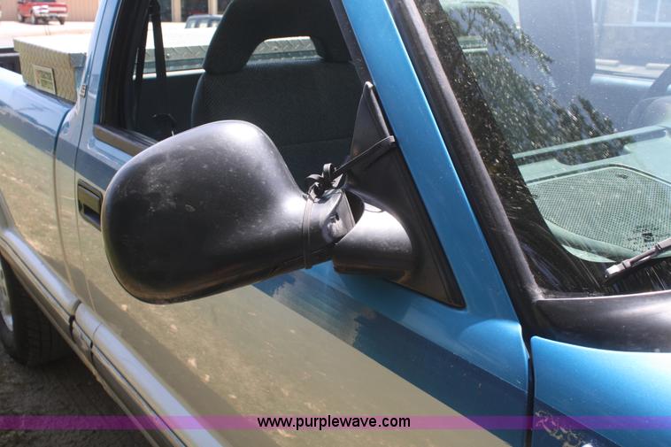 image for item B6813 1995 Chevrolet S10 pickup truck