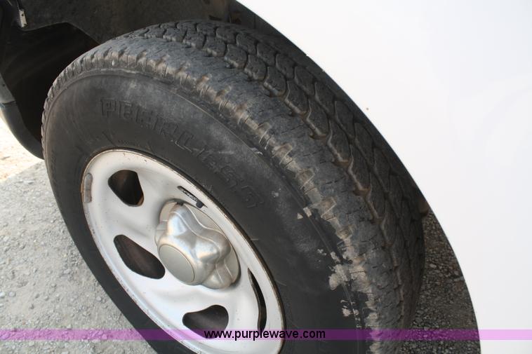 image for item B6837 2001 Ford F150 XL pickup truck