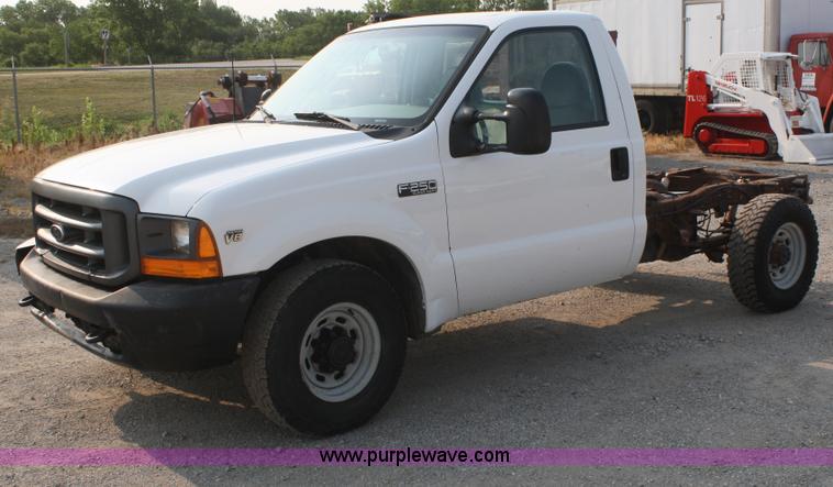 image for item B6838 2000 Ford F250 XL pickup truck cab and chassis