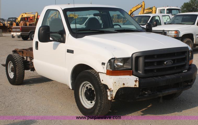 image for item B6838 2000 Ford F250 XL pickup truck cab and chassis