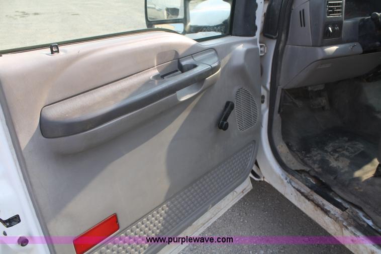 image for item B6838 2000 Ford F250 XL pickup truck cab and chassis