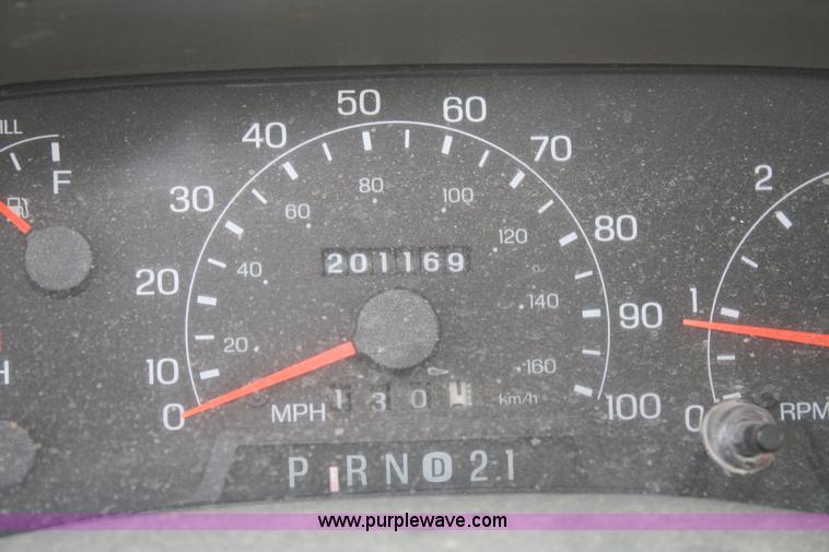 image for item B6838 2000 Ford F250 XL pickup truck cab and chassis