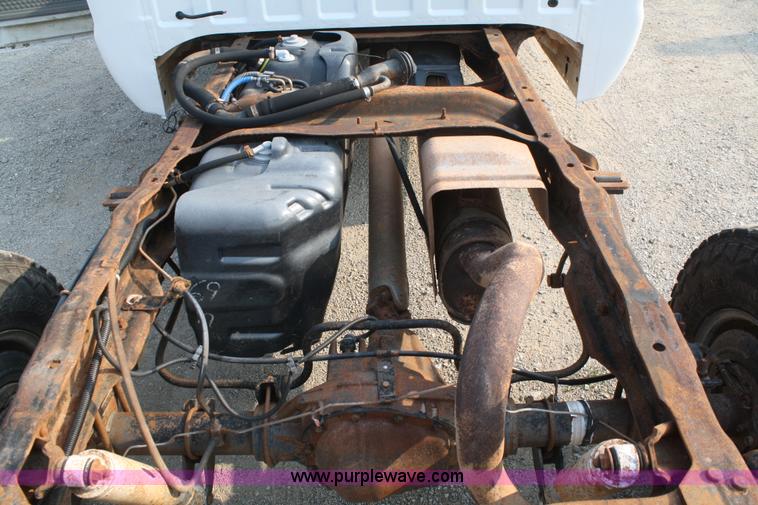 image for item B6838 2000 Ford F250 XL pickup truck cab and chassis