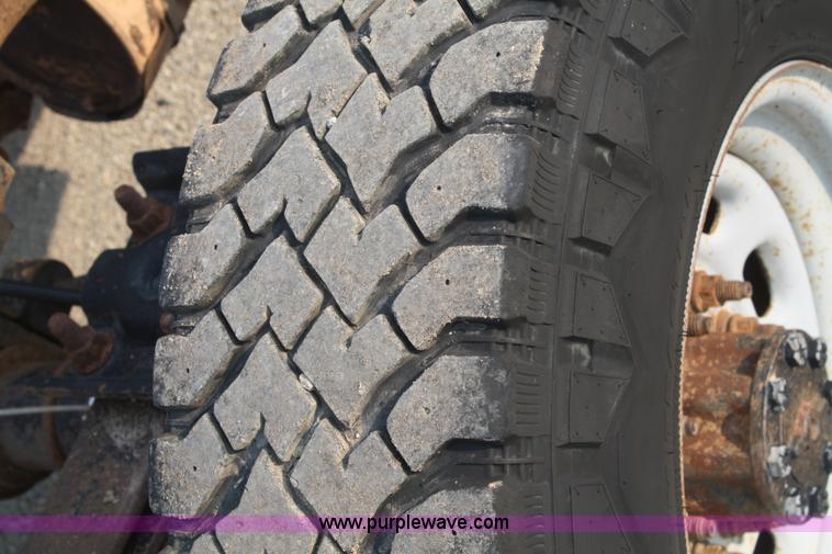 image for item B6838 2000 Ford F250 XL pickup truck cab and chassis